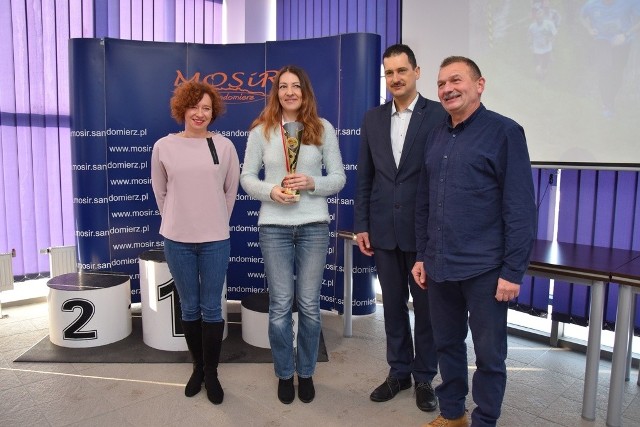 Jacek Łabudzki (pierwszy z prawej), Człowiek Roku 2017 w naszym powiecie w kategorii kultura, pierwszy z prawej podczas tegorocznego podsumowania Zimowego Triatlonu.