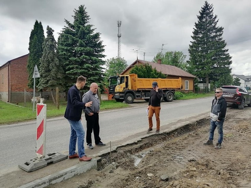 W Broniszewie w gminie Promna rozpoczęła się budowa chodnika...