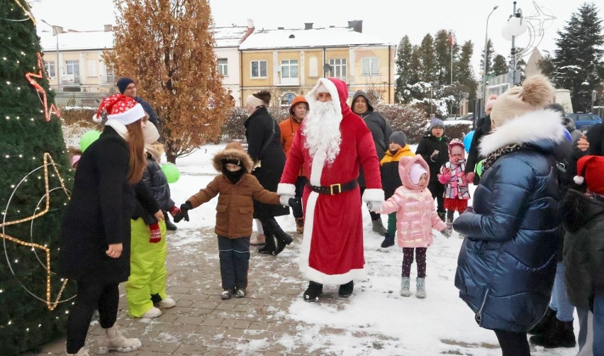 Plac Kochanowskiego w Zwoleniu odwiedził Święty Mikołaj.