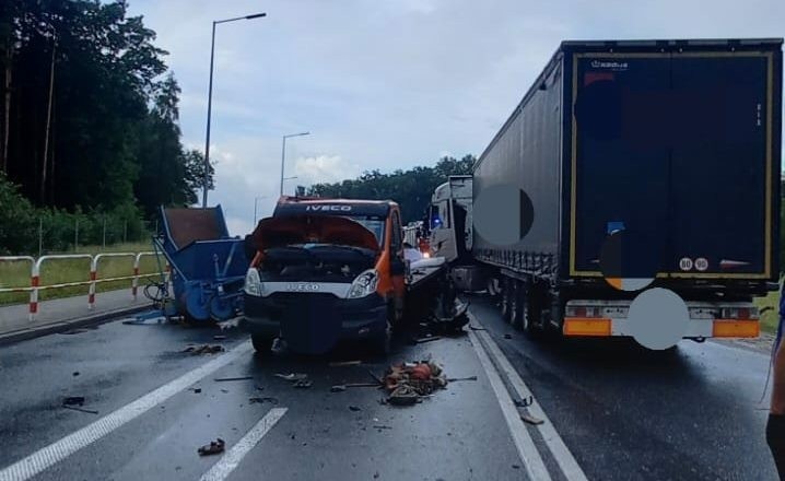 Tragiczny wypadek w Brzesku, zderzenie pięciu pojazdów, nie żyje 26-letni kierowca forda, zakleszczony we wraku