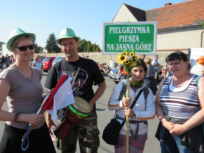 Gliwicka Piesza Pielgrzymka na Jasną Górę 2015: Pielgrzymi wyruszyli z Tworoga [ZDJĘCIA, WIDEO]