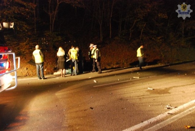 Wypadek w Rekowie DolnymW volvo jechały 4 osoby. Dwie z nich zginęły na miejscu -  kierowca i pasażerka, a 2 osoby zostały ranne, w tym kobieta w ciąży. Natomiast smartem podróżowały 2 osoby. Tu także kierowca poniósł śmierć na miejscu, pasażer, mężczyzna, został ranny. Wszyscy poszkodowani zostali przetransportowani do szpitala.