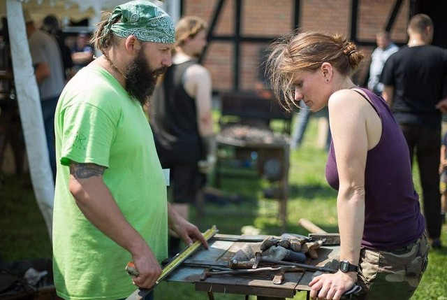 W kuźni Muzeum Kultury Ludowej Pomorza w weekend spotkali się miłośnicy kowalstwa, aby wspólnie pokuć i porozmawiać.