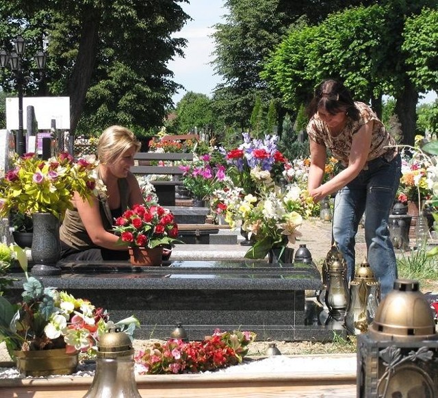 Hanna Kieżuń i jej córka Katarzyna uważają, że najlepsze miejsc na nowe groby to stary cmentarz