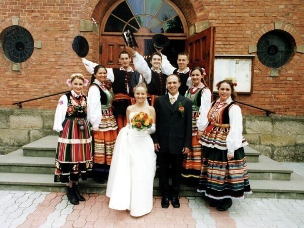 Studiując w Stanach Zjednoczonych Tomek poznał swoją żonę Basię. Przyjechała w ramach wymiany młodzieży. Kilka tygodni temu wzięli ślub w Polsce. Na weselu wystąpił &quot;Dunajec&quot;.