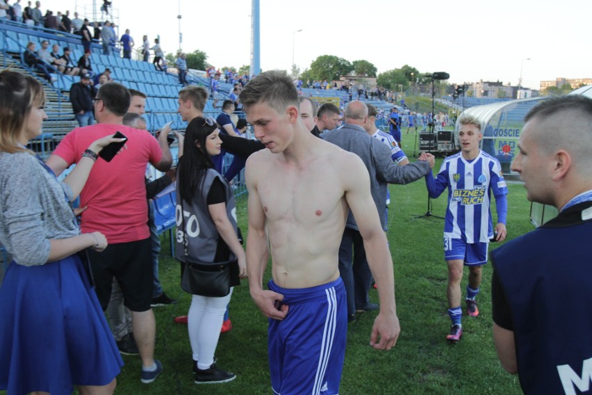 Ruch Chorzów - GKS Katowice 1:0. Tak cieszyli się kibice i piłkarze Niebieskich ZDJĘCIA