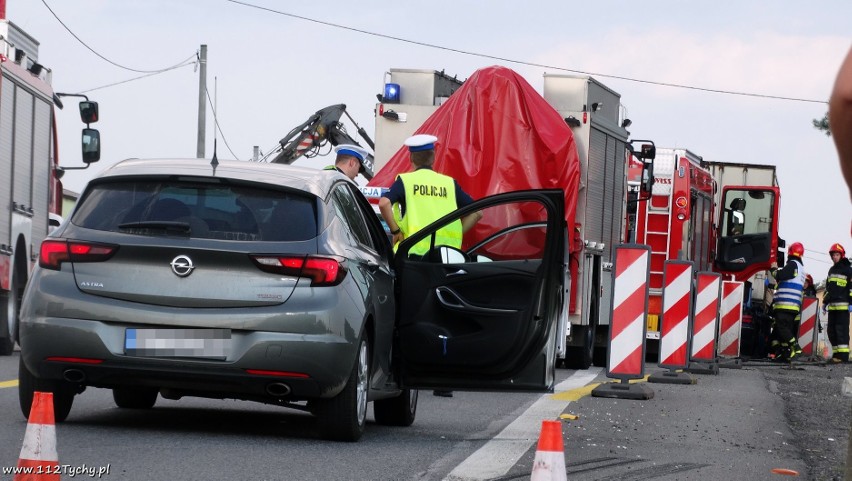 Tragiczny wypadek na DK 44 w Tychach: Zginął kierowca peugeota. Wjechał pod naczepę TIR-a