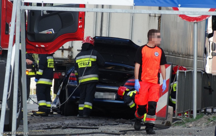 Tragiczny wypadek na DK 44 w Tychach: Zginął kierowca peugeota. Wjechał pod naczepę TIR-a