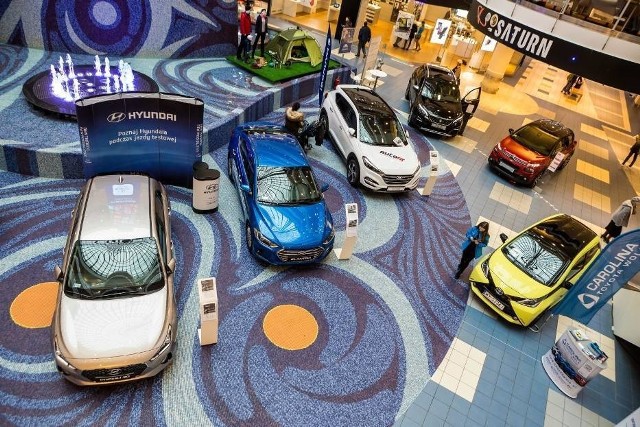 Najnowsze modele samochodów można oglądać w Blue City. W centrum handlowym regularnie prezentowane są nowości z branży motoryzacyjnej. Od 9 do 12 marca parkują tam m.in.: Hyundai, Mitsubishi, Peugeot czy Renault.fot. Szymon Starnawski