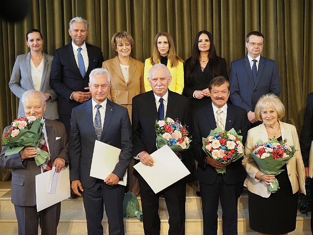 Prezydent Łodzi Hanna Zdanowska i przewodniczący Rady Miejskiej Bartosz Domaszewicz w piątek (17 maja) wręczyli pięć Nagród Miasta Łodzi, odznaczyli także uhonorowanych "Odznaką za zasługi dla miasta Łodzi".