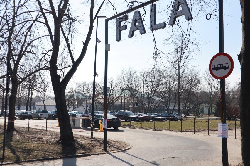 Ile będzie kosztować parking przed Aquaparkiem Fala w Łodzi? Płatne parkowanie już od tego tygodnia! Sprawdź ceny parkingu przy Fali