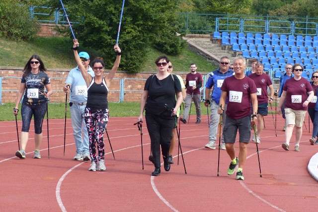 W Kielcach odbył się siódmy Charytatywny Spacer z kijkami. Miał międzynarodową obsadę. W imprezie wziął udział Włoch, a organizatorem i uczestnikiem był mieszkający w Kanadzie Piotr Łach, który pochodzi z powiatu kazimierskiego. Impreza miała cel charytatywny - fundusze zebrane z wpisowego będą przeznaczone dla dzieci i młodzieży z powiatu kazimierskiego. Zapraszamy do obejrzenia galerii zdjęć z tego wydarzenia. Dorota Kułaga