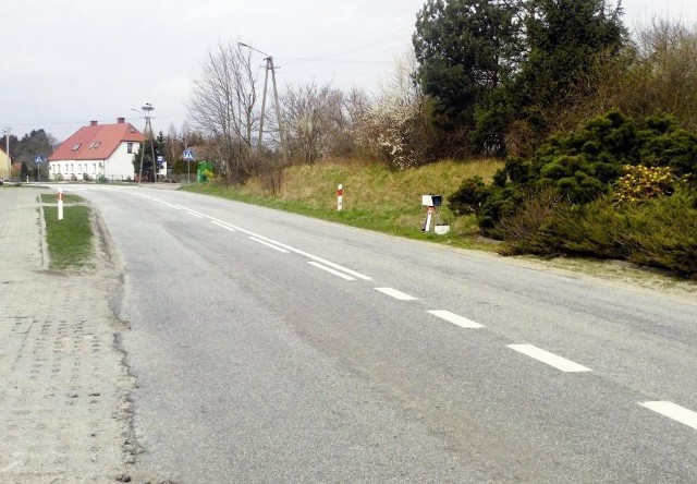 Fotoradar ustawiony w Łodzierzy. Zdjęcie zrobione jest z boku. Jadąc od strony Miastka, fotoradaru nie widać, co doskonale ilustruje filmik nakręcony przez mieszkańca. 