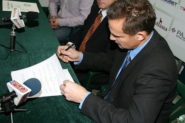 Podpisywanie kontraktów często odbywa się w obecności mediów