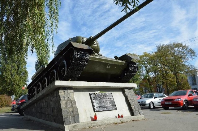 Czołg T-34 stoi na skwerku przy ul. Sienkiewicza w Skierniewicach. Tablica głosi:  „Polegli na polu chwały podczas wyzwalania Skierniewic 17 stycznia 1945 roku żołnierze Gwardii Armii Radzieckiej”