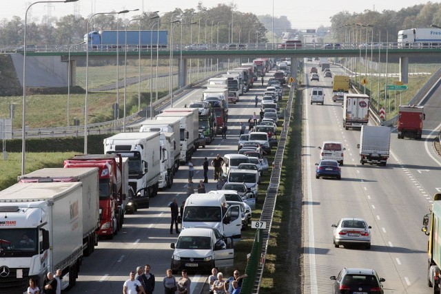 Nie jest pewne, czy zakaz wyprzedzania przez ciężarówki będzie obowiązywał w określonych porach dnia czy na danych odcinkach dróg.