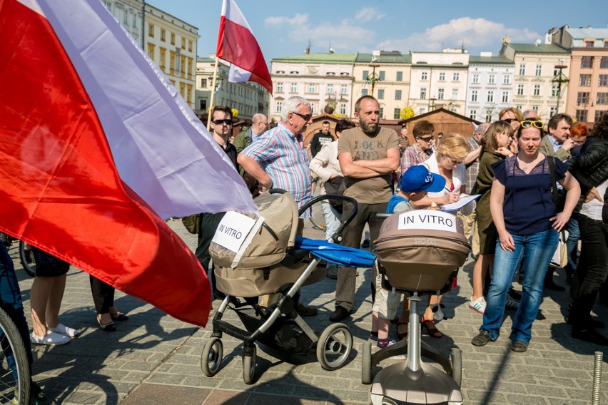 Znani krakowianie czytali konstytucję na Rynku [ZDJĘCIA, WIDEO]