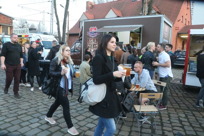 Tłumy wrocławian w zajezdni Dąbie. Trwa festiwal wina, piwa, serów, food trucków i mody