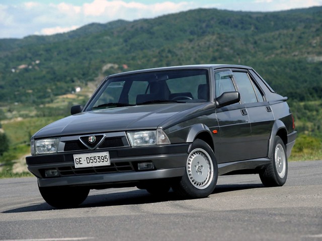 Alfa Romeo 75 2.0 TS [1985-1992] – 16 000 zł (stan 3)Stosunkowo młoda, z tylnym napędem i ciekawymi rozwiązaniami (układ transaxle, LSD). Utrzymanie 75-ki w dobrym stanie wymaga cierpliwości, ale miłośnikom marki nie powinno przeszkadzać. Polecamy 2.0 Twin Spark.Fot. Alfa Romeo