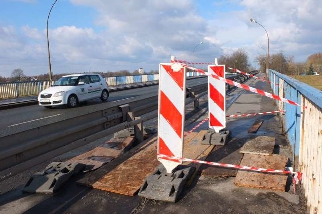 Zapadniętą część płyty chodnikowej na razie przykryto deskami. Drogowcy uznali bowiem, że od razu zaczną naprawę dylatacji (szczelin umożliwiających pracę całej konstrukcji).