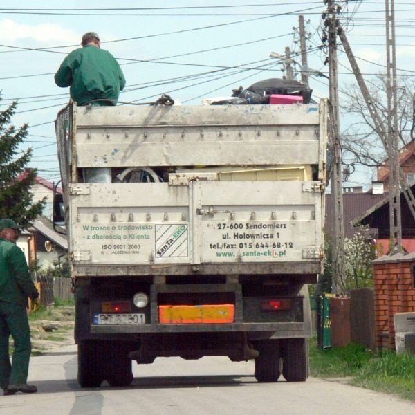 Akcje usuwania niebezpiecznych odpadów oraz zużytego sprzętu gospodarstwa domowego w Nowej Dębie odbywają się na wniosek mieszkańców.