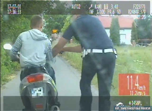 Gdy mężczyzna zwolnił, policjant podbiegł i go zatrzymał