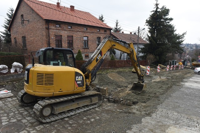 To jedna z najbardziej wyczekiwanych inwestycji drogowych w Wieliczce. Rozpoczęta w grudniu ubiegłego roku przebudowa ulicy Szpitalnej, potrwa do lata 2021