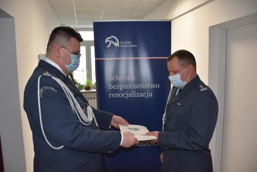 Areszt Śledczy w Białymstoku. Funkcjonariusze Służby Więziennej otrzymali awanse i odznaczenia (zdjęcia)