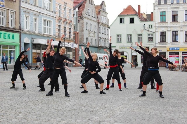 W ubiegłym roku w żarskim Rynku wystąpił Teatr uliczny z Młodzieżowego Domu Kultury w Żarach