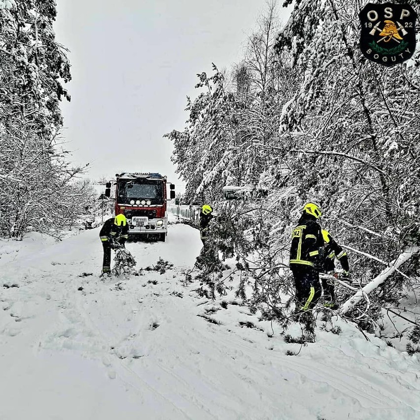 Atak zimy w pierwszy weekend kwietnia 2022. Gmina Boguty-Pianki pod śniegiem. Drzewa powalone na drogi, brak prądu w wielu domach
