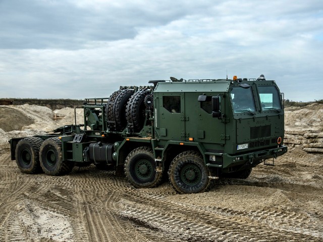 Tak będą wyglądać zestawy do transportu czołgów i ciężkiego sprzętu gąsienicowego, kryptonim JAK. Opancerzony ciągnik jest produkowany przez spółkę Jelcz z Jelcza-Laskowic pod Wrocławiem.