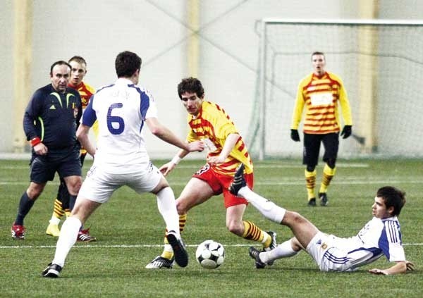 Mladen Kascelan (w środku) w sobotę zagra przeciwko swojemu byłemu klubowi. Czarnogórzec kilka lat temu bronił barw OFK Belgrad.