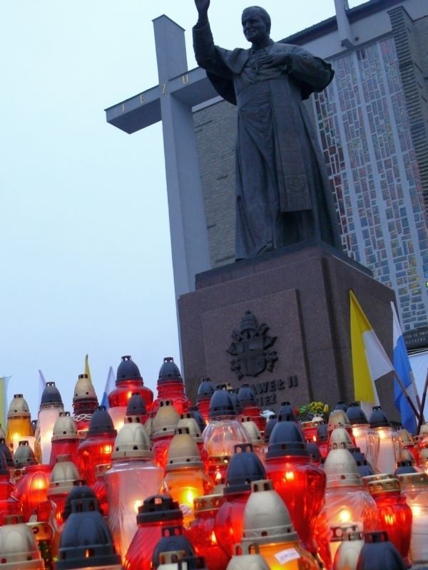 Przed pomnikiem Papieża przy bazylice konkatedralnej w Stalowej Woli zapłoną znicze.