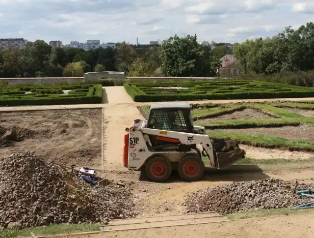Trwa remont ogrodu włoskiego przy Pałacu Biskupów Krakowskich w Kielcach. Zakończy się na początku grudnia.