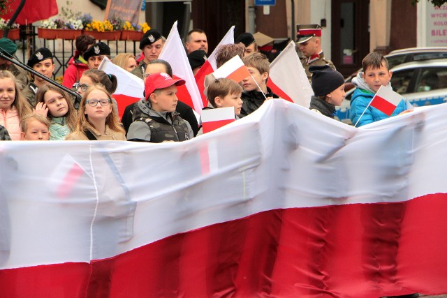 Święto Flagi Narodowej uczczono w czwartek krótkim koncertem na Rynku. Piosenki patriotyczne wykonały dzieci szlifujące swój talent wokalny pod okiem Macieja Gburczyka. Następnie mieszkańcy, władze oraz zaproszeni goście przemaszerowali wspólnie trzymając kilkunastometrową flagę z Rynku na Błonia Nadwiślańskie. Tutaj oficjalne uroczystości zakończono. Stowarzyszenie Obywatelski Grudziądz częstowało okazjonalnym tortem.Po południu - o godz. 17 - z kolei w Parku Miejskim zagrają Orkiestry Dęte z Grudziądza oraz Chełmna. 