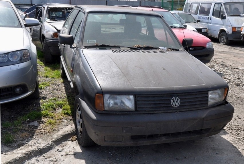 Parking przy ul. Saskiej w Krakowie. To tutaj trafiają wraki...