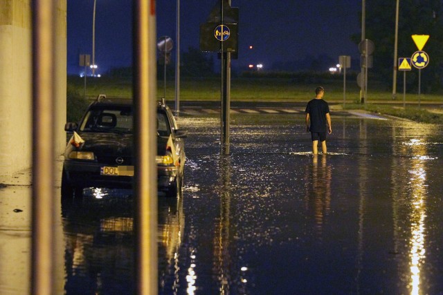 Rok 2016. Ul. Czekoladowa. Po intensywnych opadach deszczu jezdnia pod wiaduktem została zalana. Z roku na rok podobnych ulew ma być na Dolnym Śląsku coraz więcej