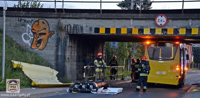 Autobus linii 131 uderzył w wiadukt w Tychach