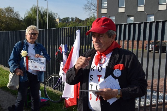 Ryszard Raczek stawił się dzisiaj w Komendzie Miejskiej Policji w Częstochowie. Chodzi o sprawę zawieszenia koszulki z napisem „Konstytucja” na pomniku marszałka Józefa Piłsudskiego.