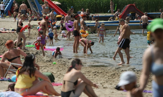 Tłumy na wrocławskim kąpielisku Morskie Oko