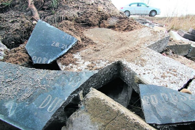 Połamane płyty nagrobkowe pozostawiono w polach przy ulicy Dymińskiej w Sukowie.