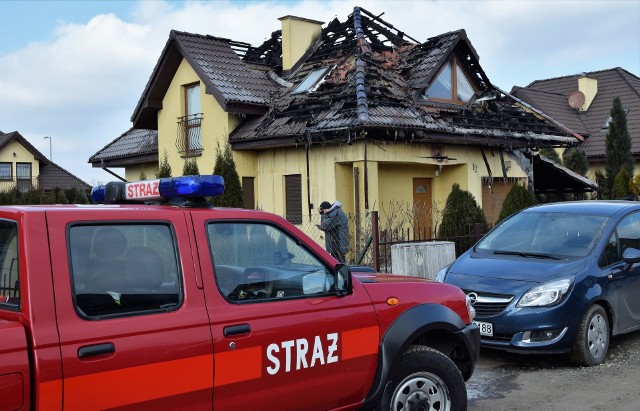 Pracowitą noc i poranek mieli inowrocławscy strażacy. Tuż przed godz. 2 wezwani zostali do pożaru domu jednorodzinnego przy ul. Słonecznikowej w Inowrocławiu (na zdjęciach). - Gdy po 10 minutach od wezwania na miejsce przybyły pierwsze zastępy strażaków, cały dom objęty był ogniem. Na szczęście zamieszkujące tam cztery osoby zdążyły bezpiecznie opuścić budynek - relacjonuje st. kpt. Artur Kiestrzyn, oficer prasowy Komendy Powiatowej PSP w Inowrocławiu. Akcję gaśniczą na Słonecznikowej utrudniał mróz, który sprawił, że w pobliskich hydrantach zamarzła woda. Na szczęście z pomocą przyszli pracownicy inowrocławskiego Przedsiębiorstwa Wodociągów i Kanalizacji. Strażacy nie tylko gasili budynek, ale także zabezpieczali go na czas policyjnych oględzin. Przyczyny pożaru ustala policja. Z kolei o godz. 5.46 straż pożarna wezwana została do pożaru w kamienicy przy ul. Libelta w Inowrocławiu. Paliło się mieszkanie na parterze. - Informowano nas, że w pomieszczeniach mogą być poszkodowane osoby. Na szczęście nie potwierdziły się - dodaje Artur Kiestrzyn. Kolejna akcja miała miejsce w Wielowsi (gm. Gniewkowo). O godz. 8.30 straż wezwano do palącego się w garażu samochodu. Zniszczeniu uległa komora silnika pojazdu. (FI)