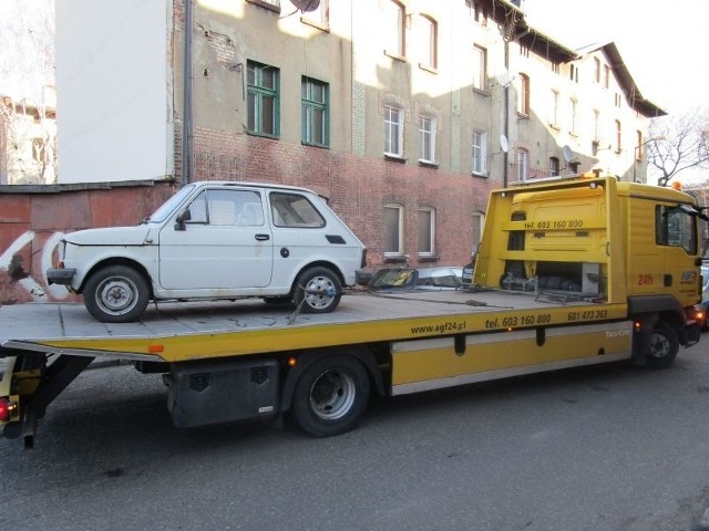 Fiat 126p odholowany z ulicy Cynkowej w Zawodziu