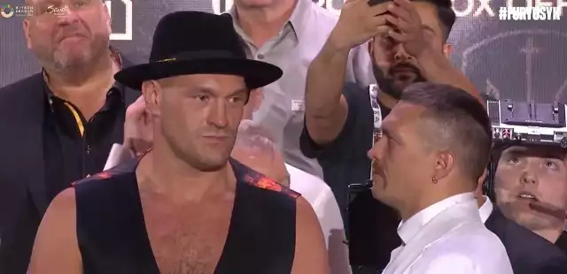 Tyson Fury i Ołeksandr Usyk podczas bitwy poglądów