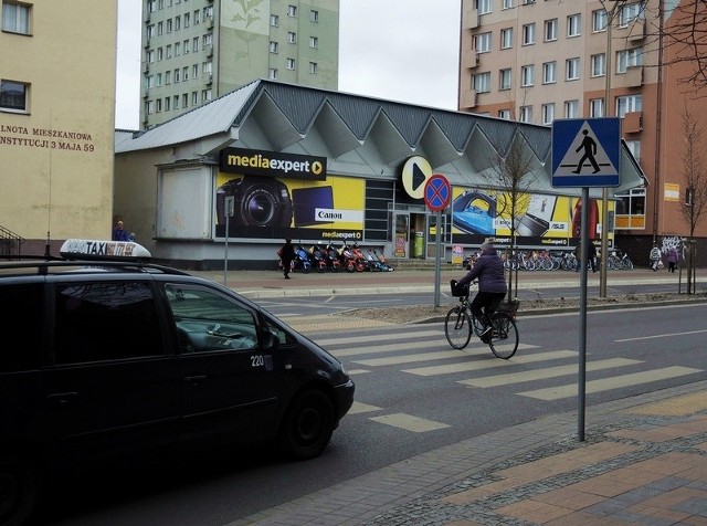 Na skrzyżowaniu przy Placu Kościelnym często można zobaczyć rowerzystów wjeżdżających na przejście dla pieszych. To jest zabronione. 