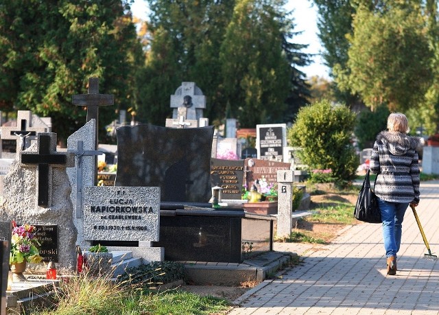 Większość zmarłych w powiecie świeckim pochowano tradycyjnie, czyli w trumnach i bez pożegnania w domu.