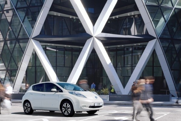 Nissan oraz pracownia architektoniczna Foster + Partners.wspólnie projektują stację paliw przyszłości. Celem przedsięwzięcia jest zbadanie wpływu technologii bezemisyjnej na przyszłą stylistykę takich obiektów, a ostateczna koncepcja zostanie zaprezentowana jeszcze w tym roku / Fot. materiały prasowe