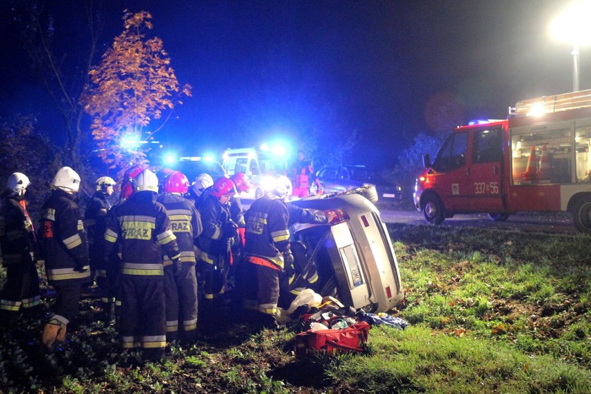 Wypadek pod Wrocławiem. Aby wydobyć kierowcę, strażacy rozcinali samochód