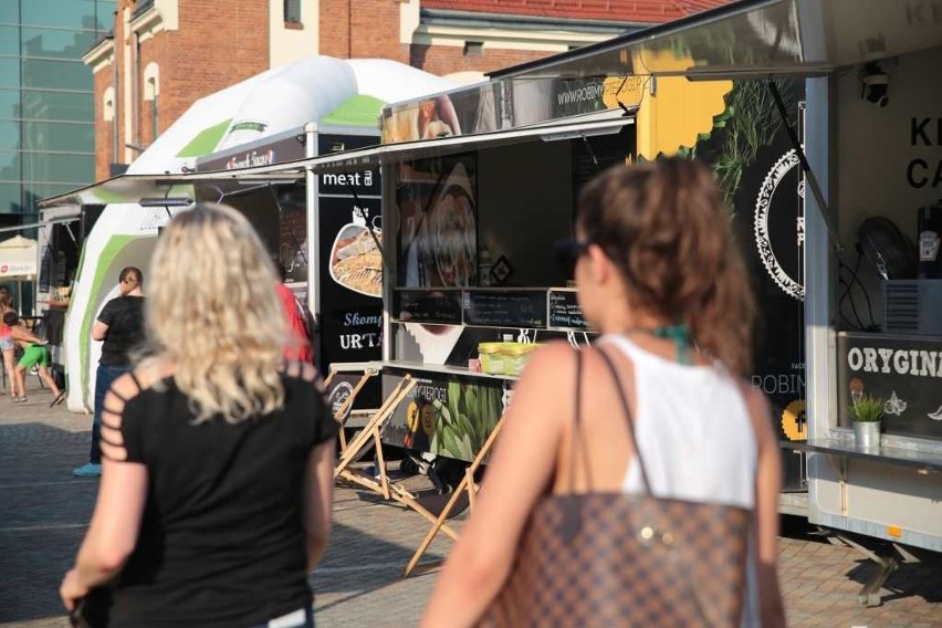 Letni zlot foodtrucków pod Galerią Kazimierz. Było naprawdę gorąco! [ZDJĘCIA]