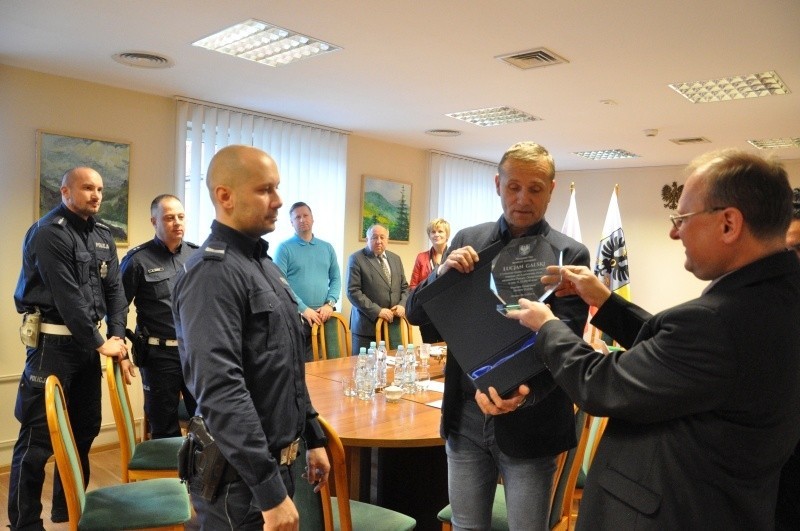 Starosta podziękował policjantom za uratowanie życia pieszemu